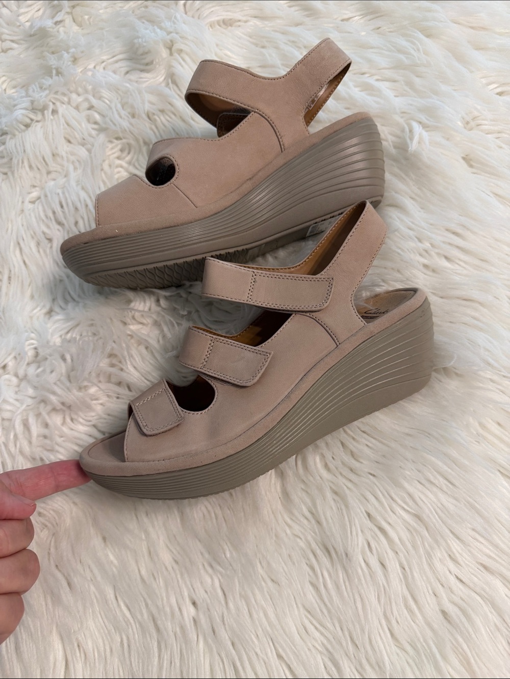 Clarks Taupe Beige Triple-Strap Wedge Sandals size 8 brand new